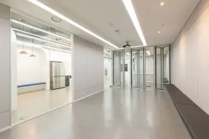 유리 폴딩도어가 돋보이는 모던 오피스 인테리어